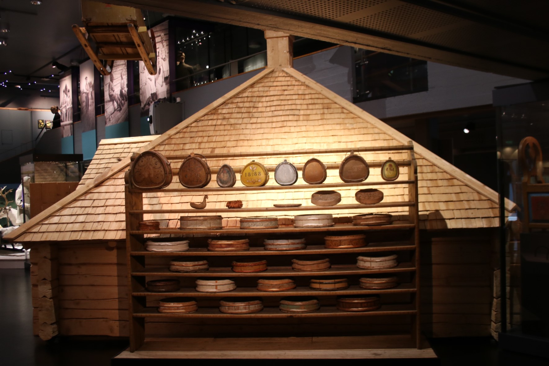 Regal mit Aufbwahrungsbehälter im Tornionlaakson museo