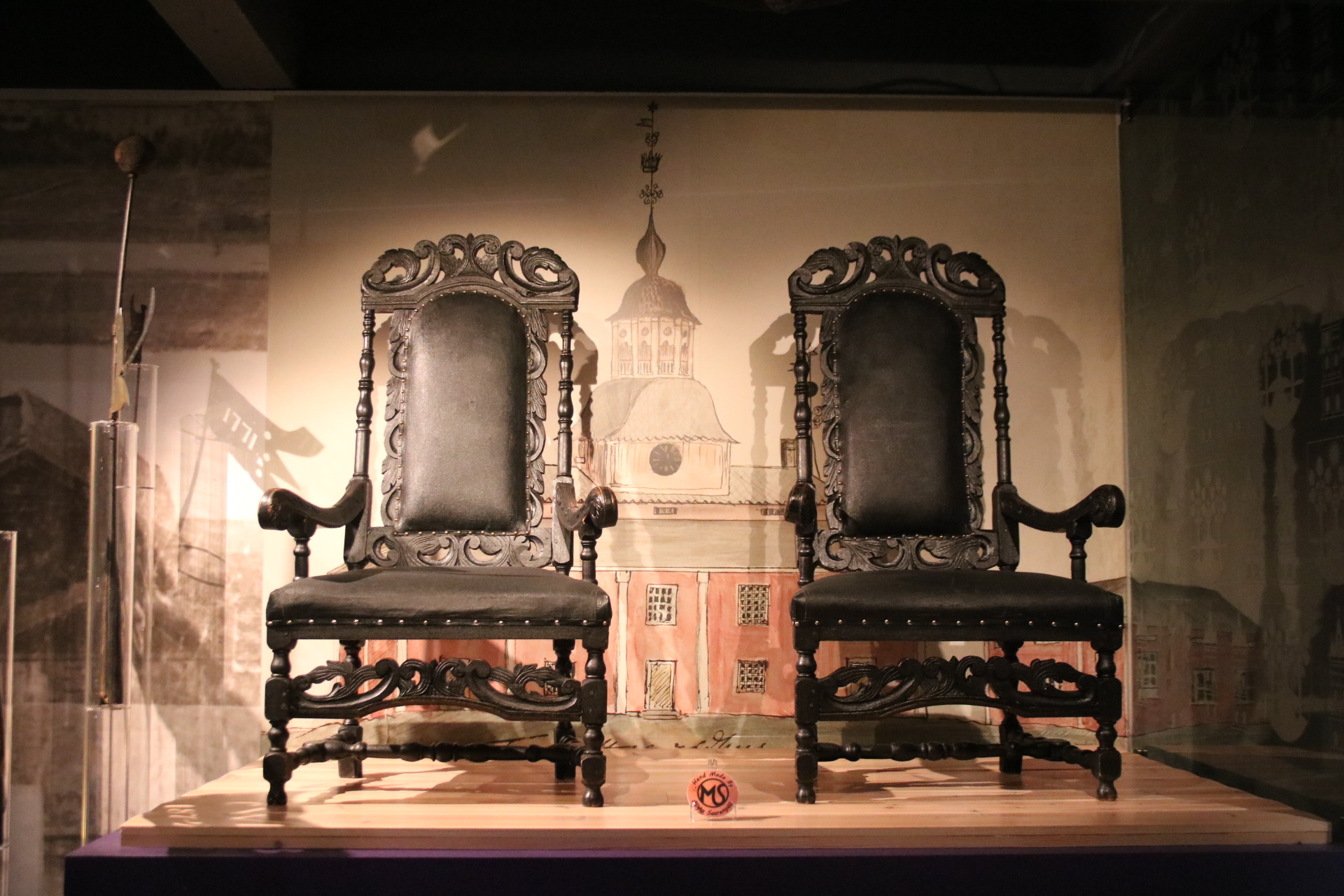 Zwei Prunkstühle im Tornionlaakson museo