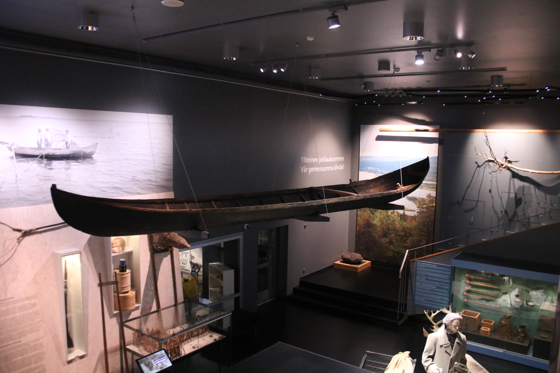 Blick in das Museum - Kanu von der Decke hängend