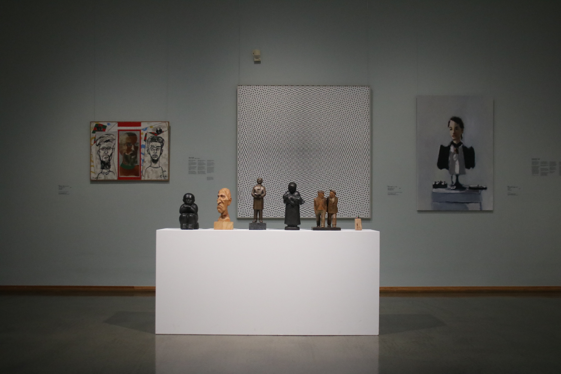 Skulpturen und Bilder im Aine Art Museo