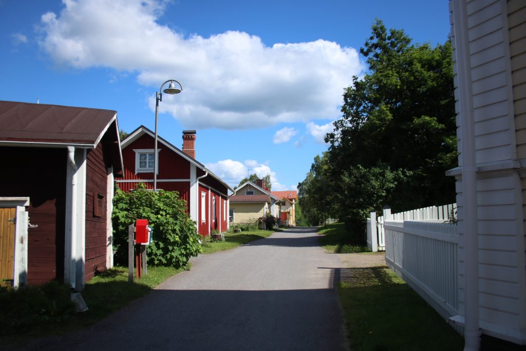 Straße mit laten Häusern in Li - Letzter Stoop in Lappland