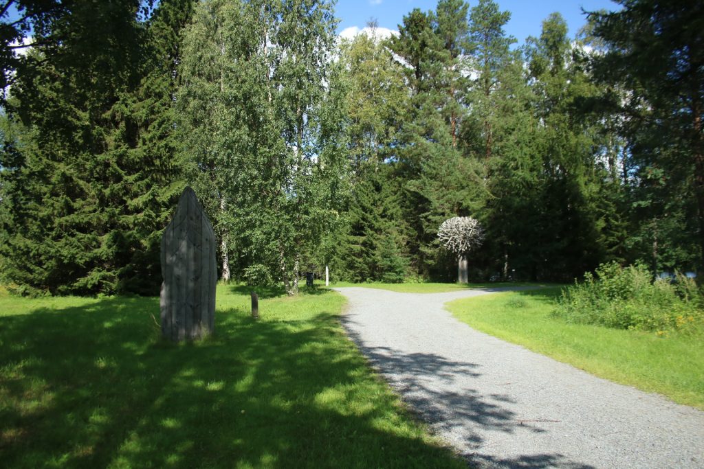 Weg gesäumt von Bäumen