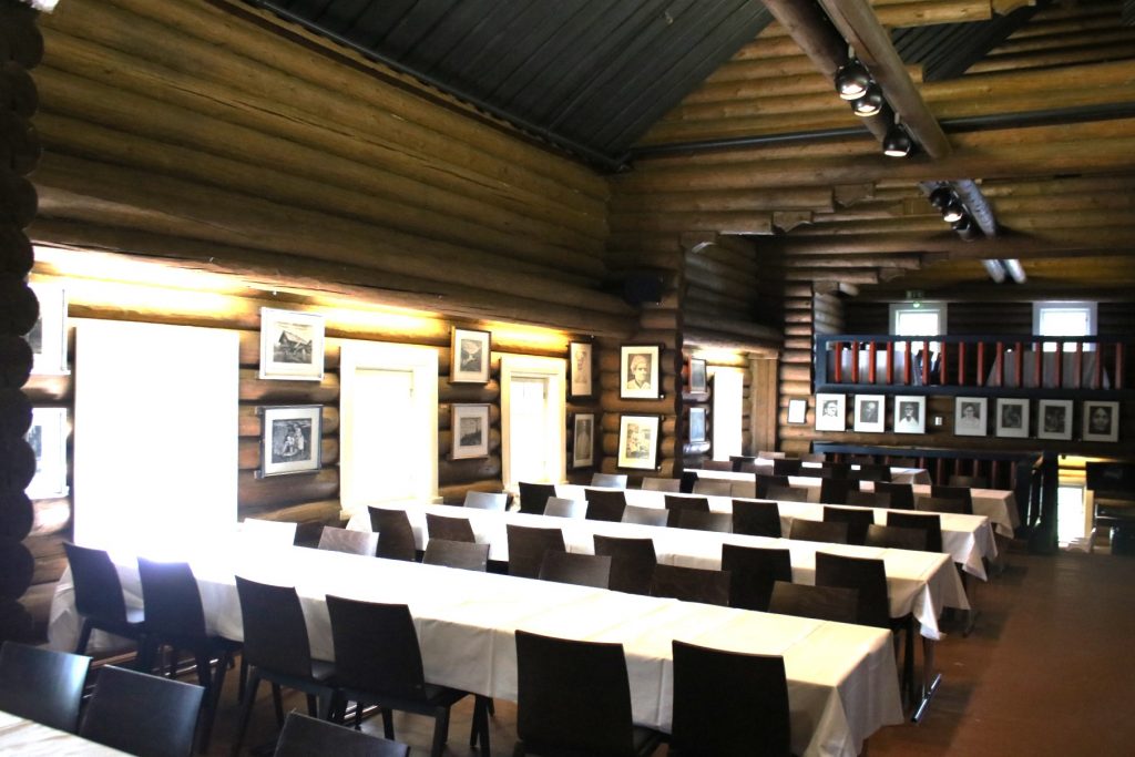 Raum mit Bilder an der Wand und Tische mit Stühle - im Bomba Haus