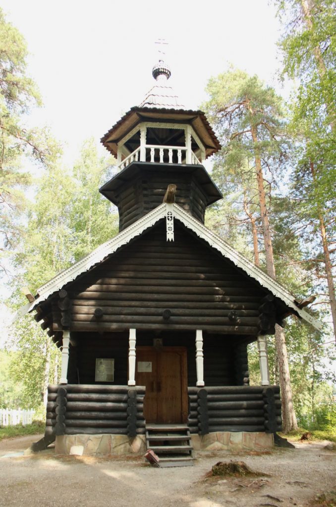 Dunkle Holzkirche in Bomba