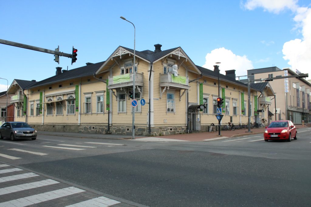 Helles Eckhaus davor Straße