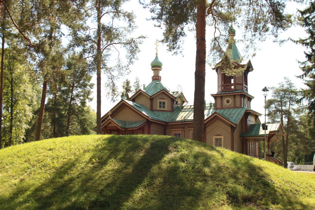 grüner Hügel vor der orthodoxen Kirche