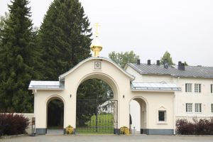 Weiße Mauer mit zwei kleinen und einem großen Tor Kloster Uusi Valamo