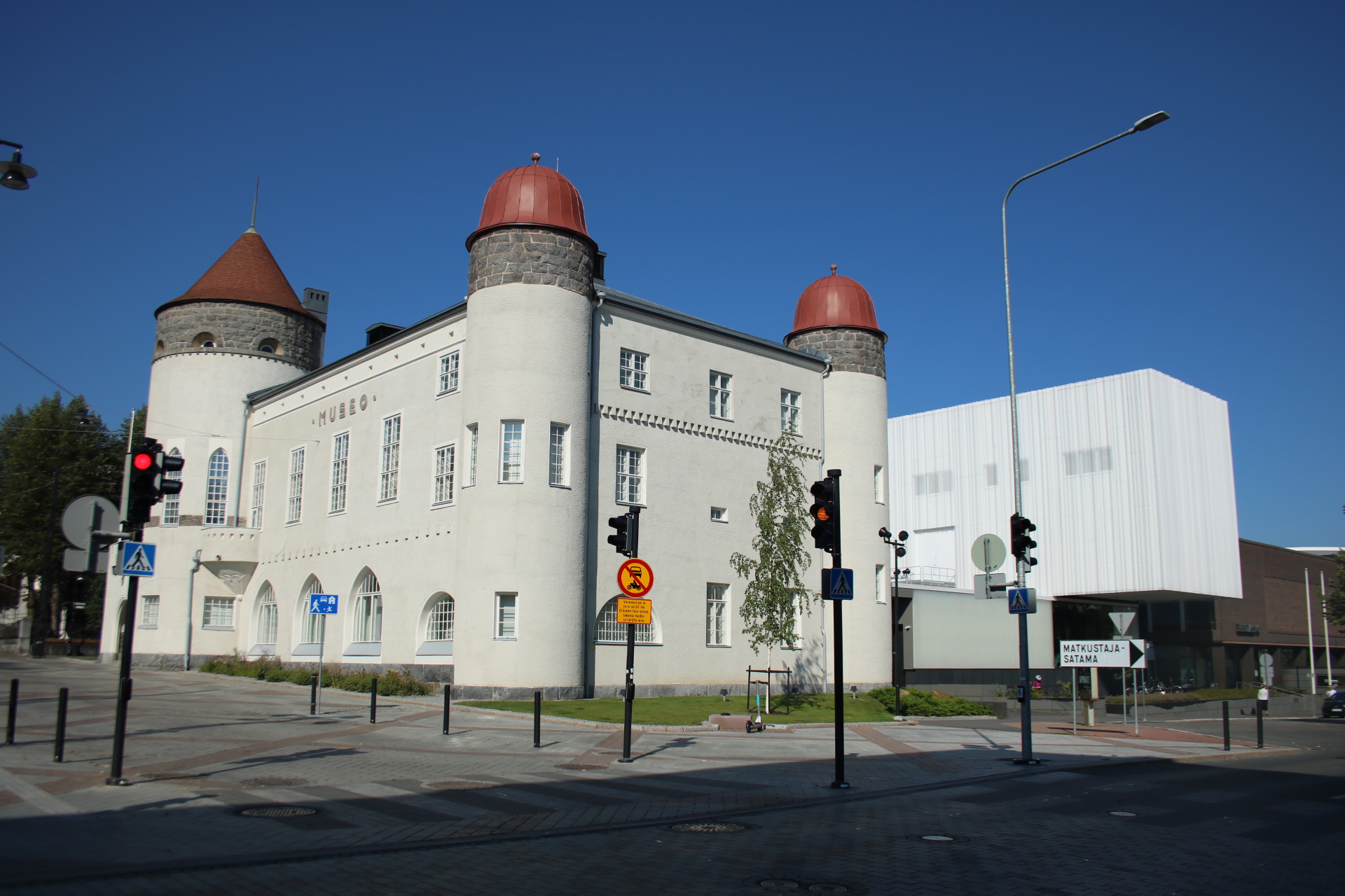 Weißes Haus mit Türmen und roten Rundspitzen