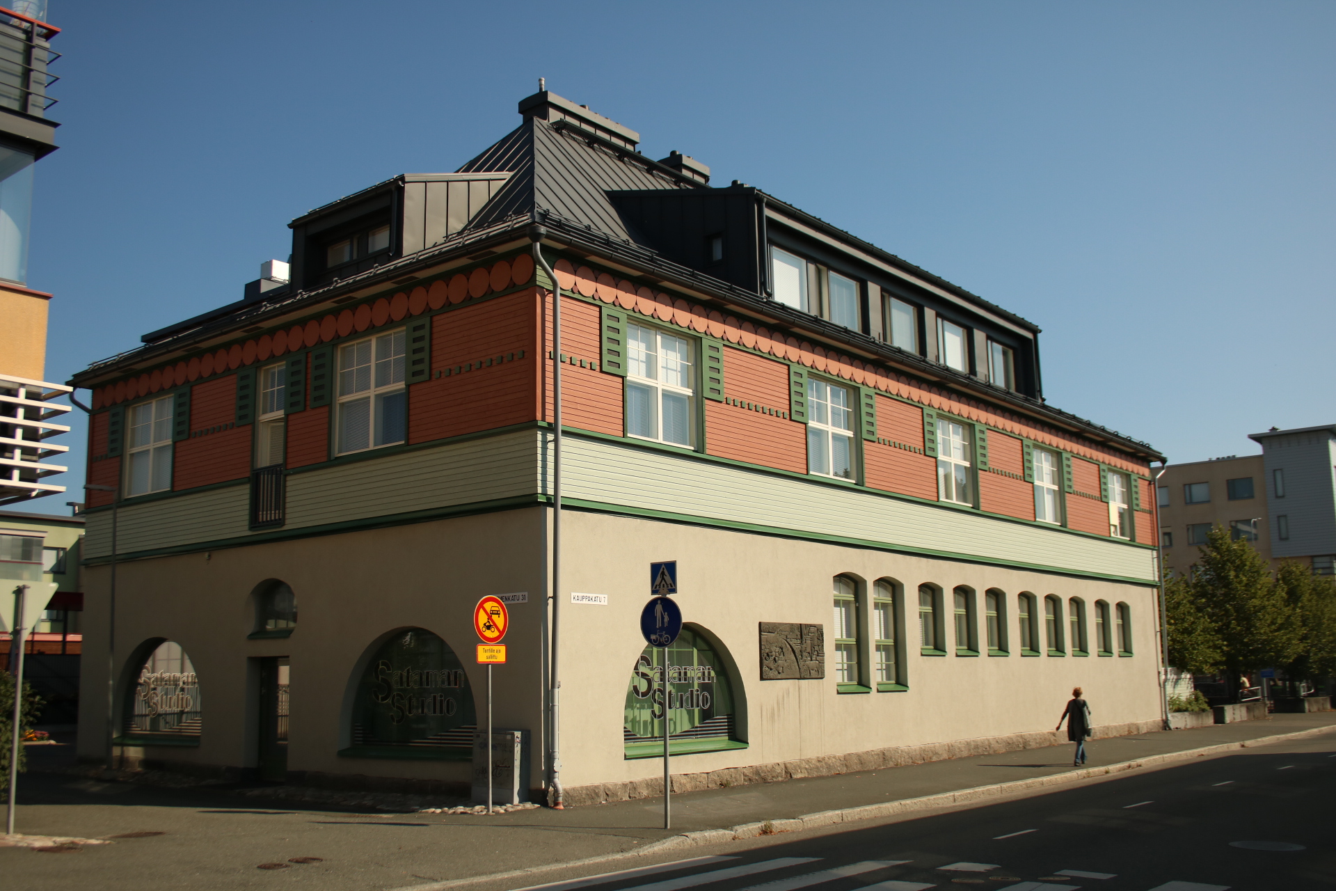 Haus unten gelb und oben rot mit grünen Fensterläden in Kuopio