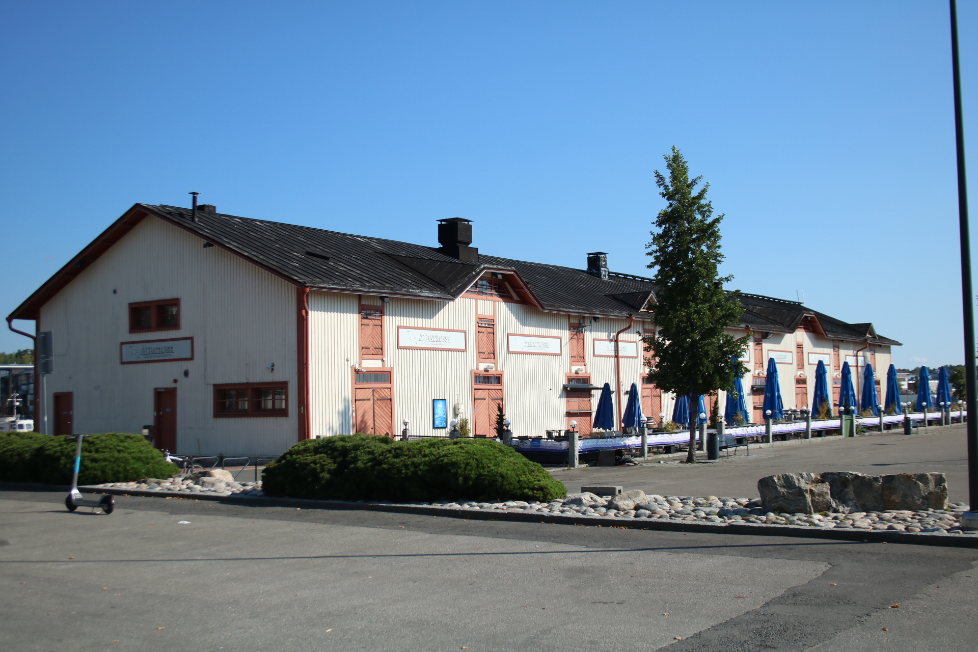 Gehweg mit weißen Haus