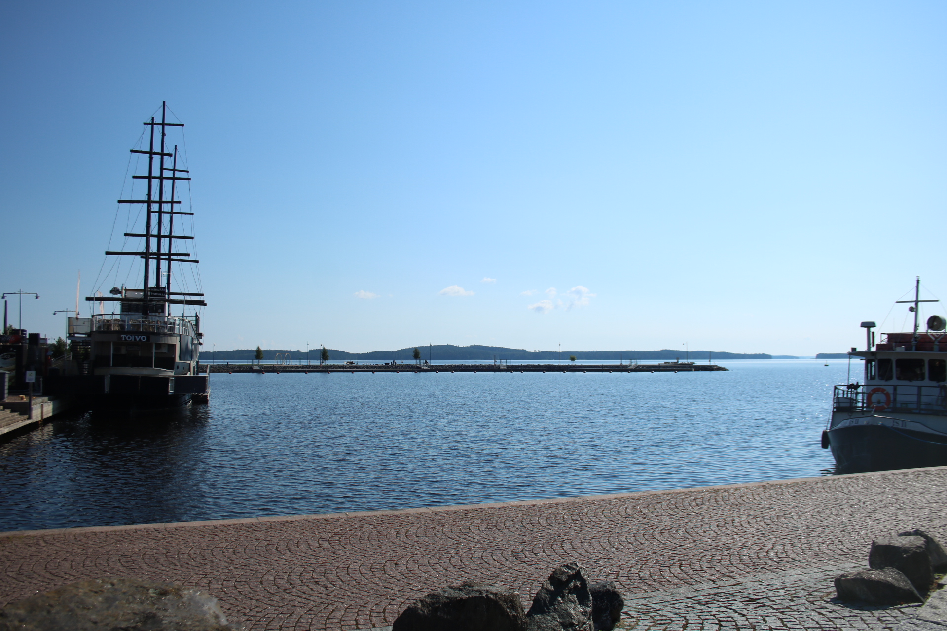 Gehweg, Wasser und Restaurantschiff links