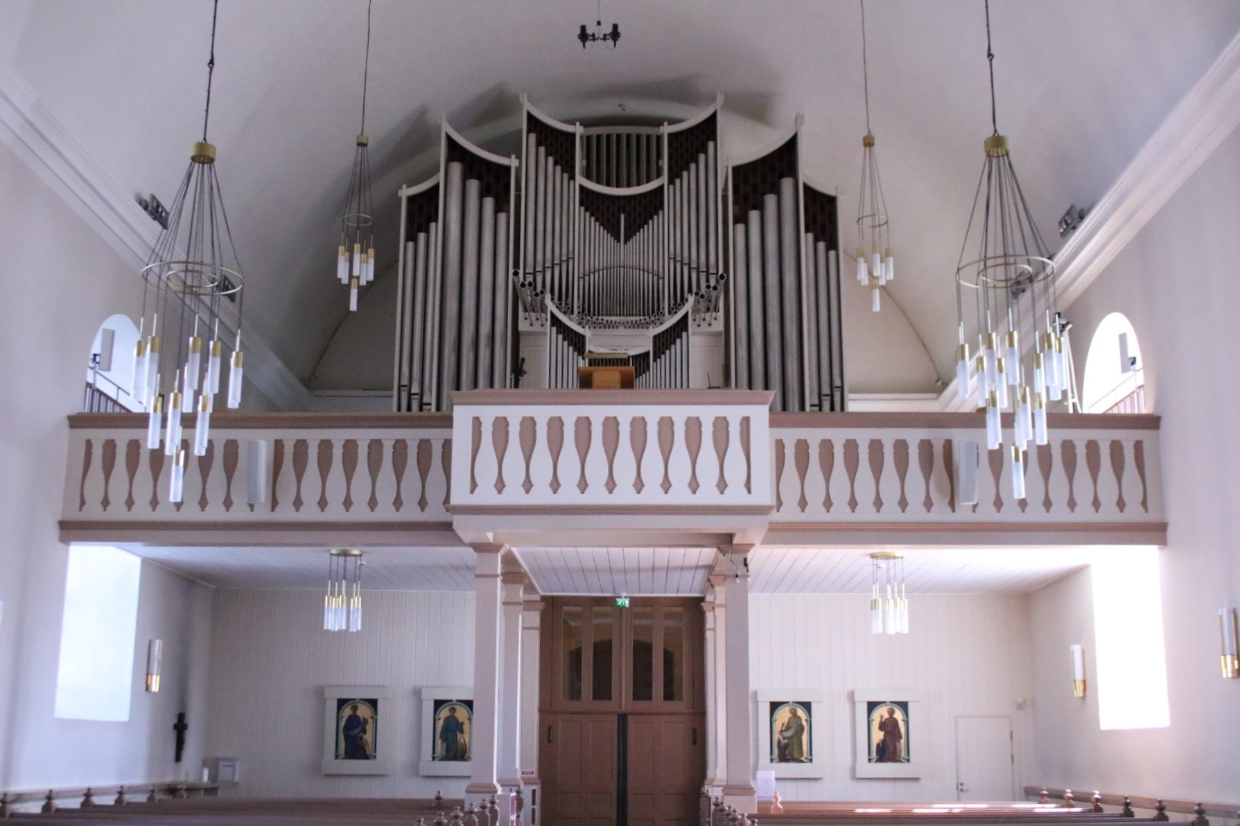 Orgel in einer in weiß gehaltenen Kirche
