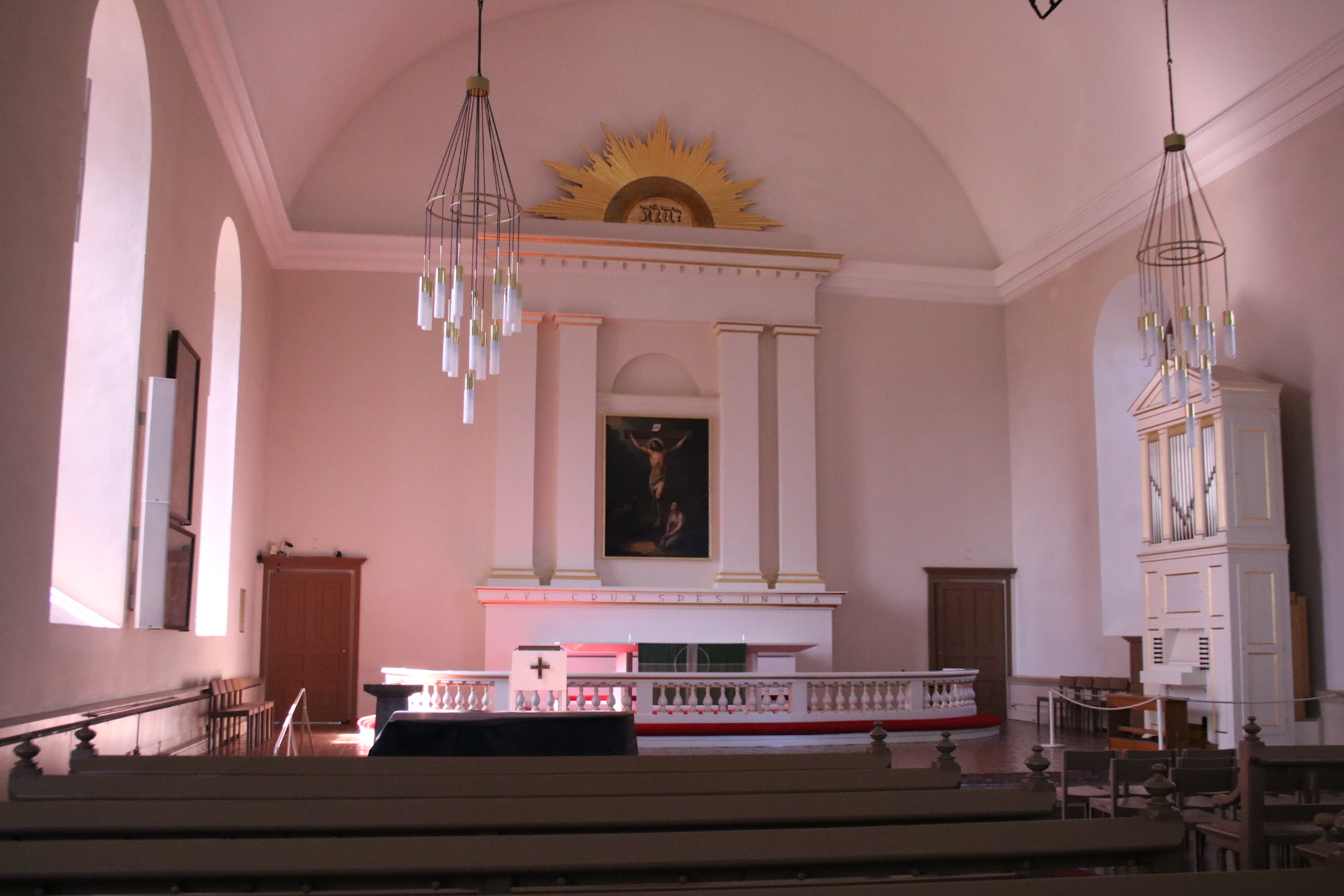 Altar und Sitzbänke