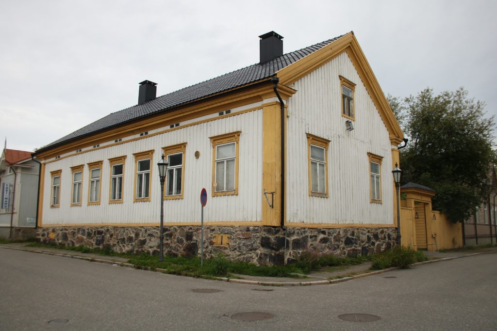 Weisßes Haus mit gelben kanten in Kokkola Neristan