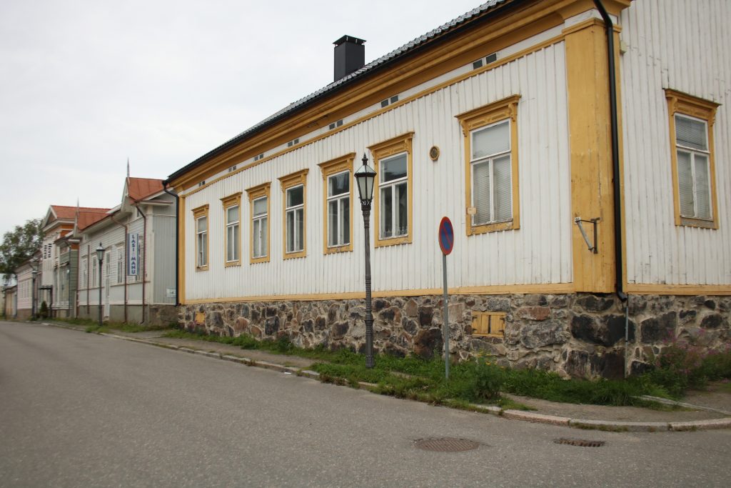 Weißes Haus mit gelben Kanten in Kokkola Neristan