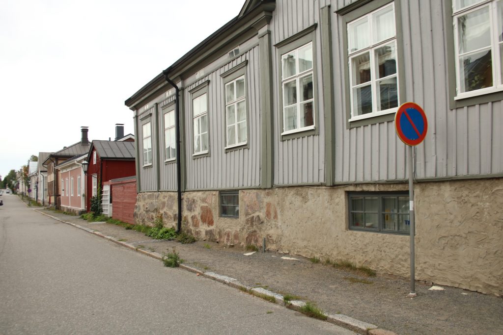 Graues Haus mit grünen Kanten in Kokkola Neristan