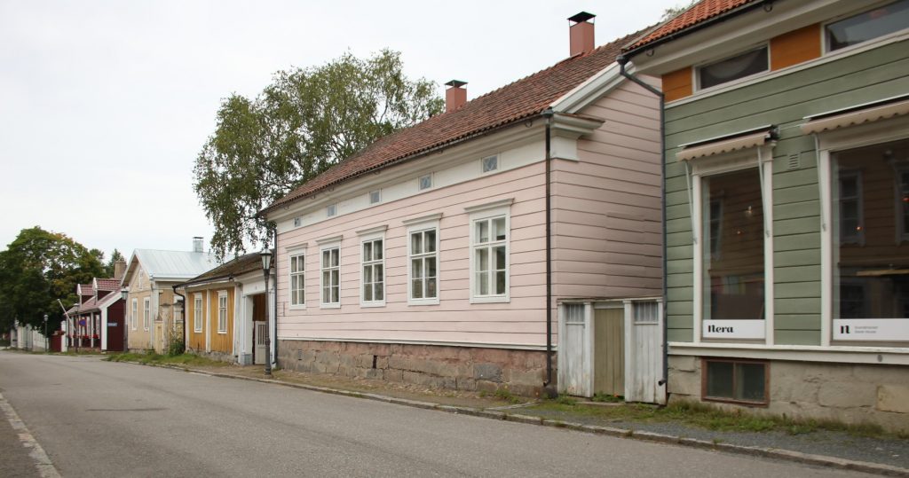 pinkes Haus in Kokkola Neristan