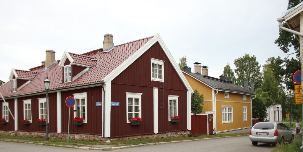 Rotes und gelbes Haus in Kokkola Neristan