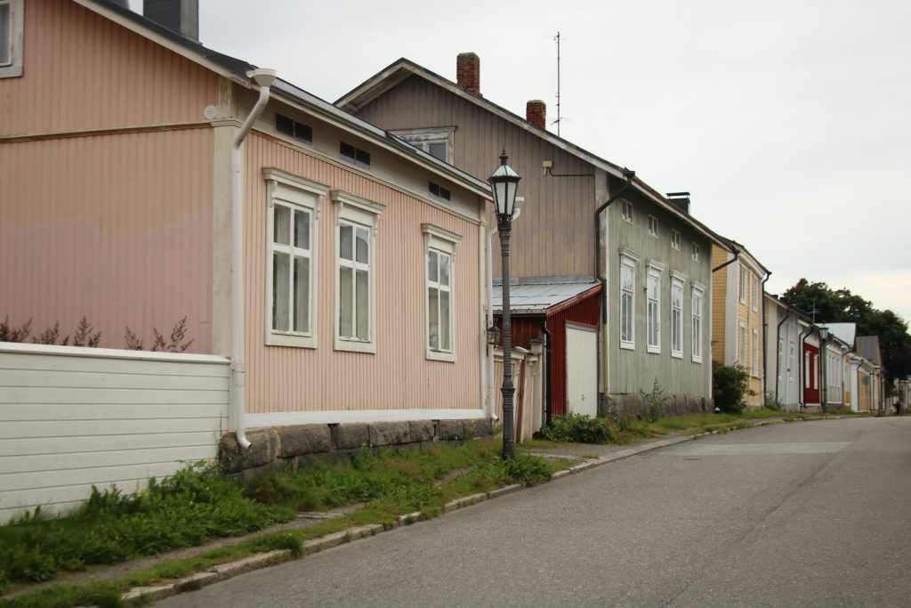 Straßenzug mit Holzhäuser in Kokkola Neristan