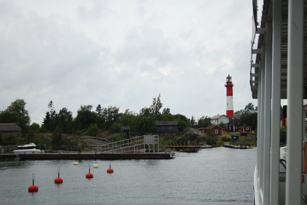 Hafen mit Leuchtturm auf Tankar