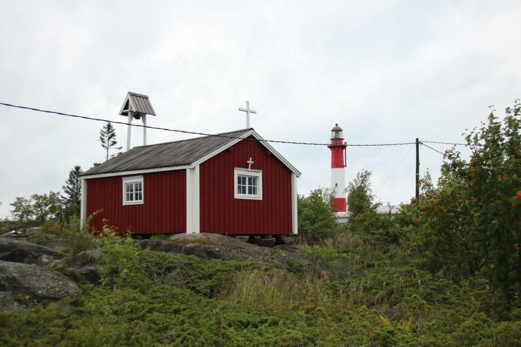 Kirche mit Leuchtturm