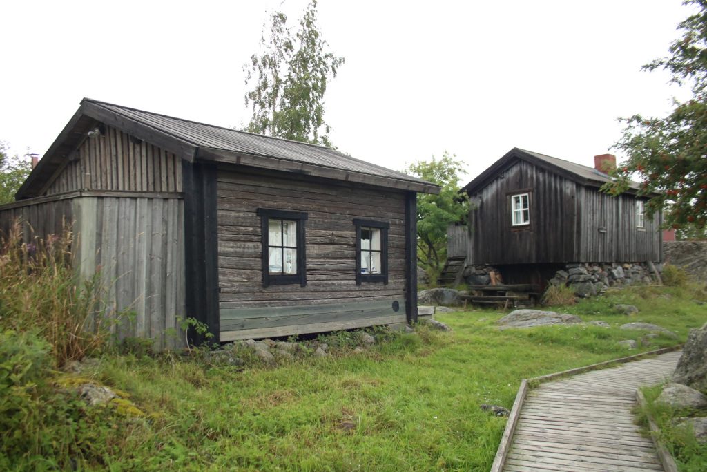 alte graue Holzhütten auf Tankar