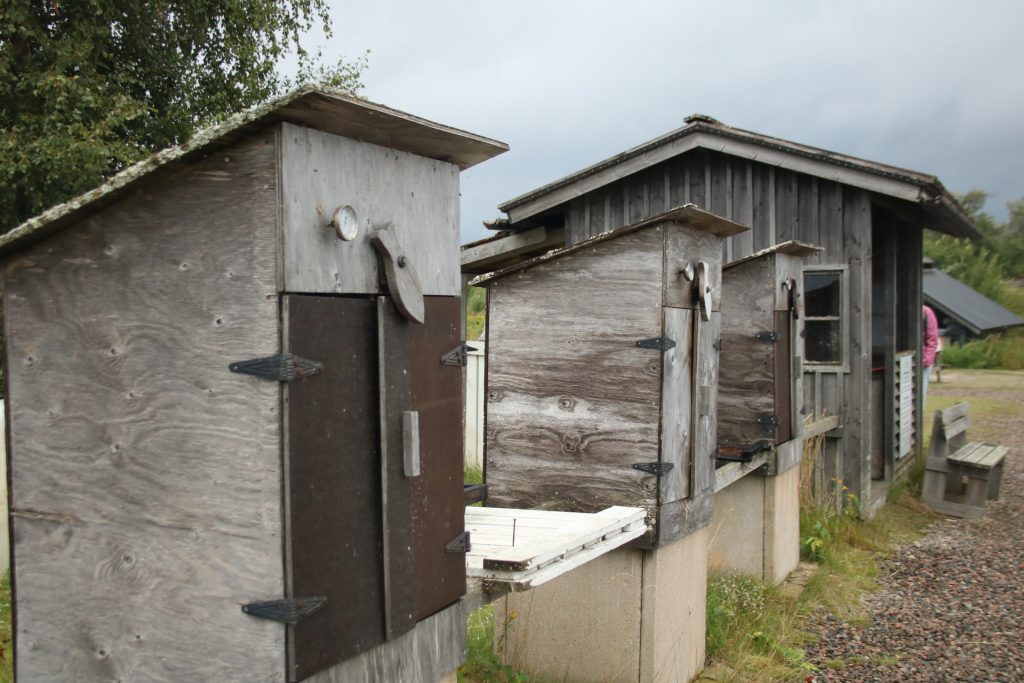 Kleine graue Schränke mit braunen Türen - Räucherschränke auf Tankar