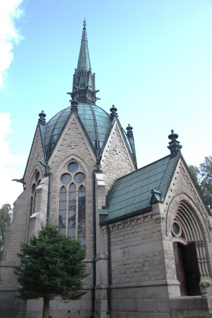 Weißes Gebäude mit grünem Dach