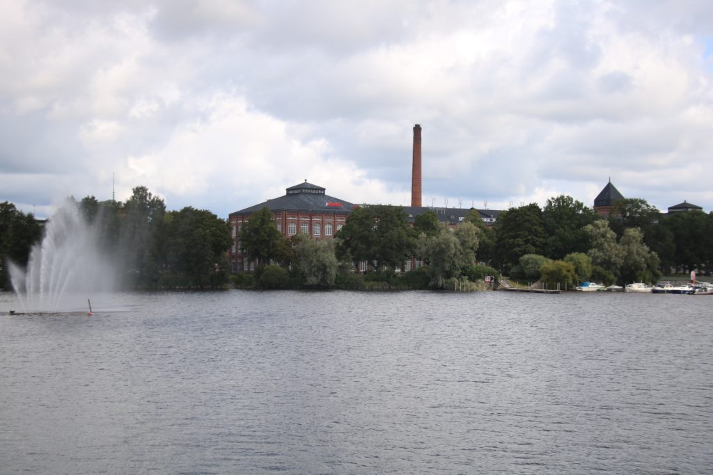 Wasser und dahinter eine alte Fabrik in Pori