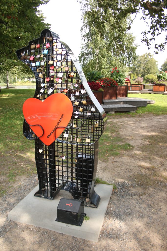 Bärenstatue mit lauter Liebesschlösser