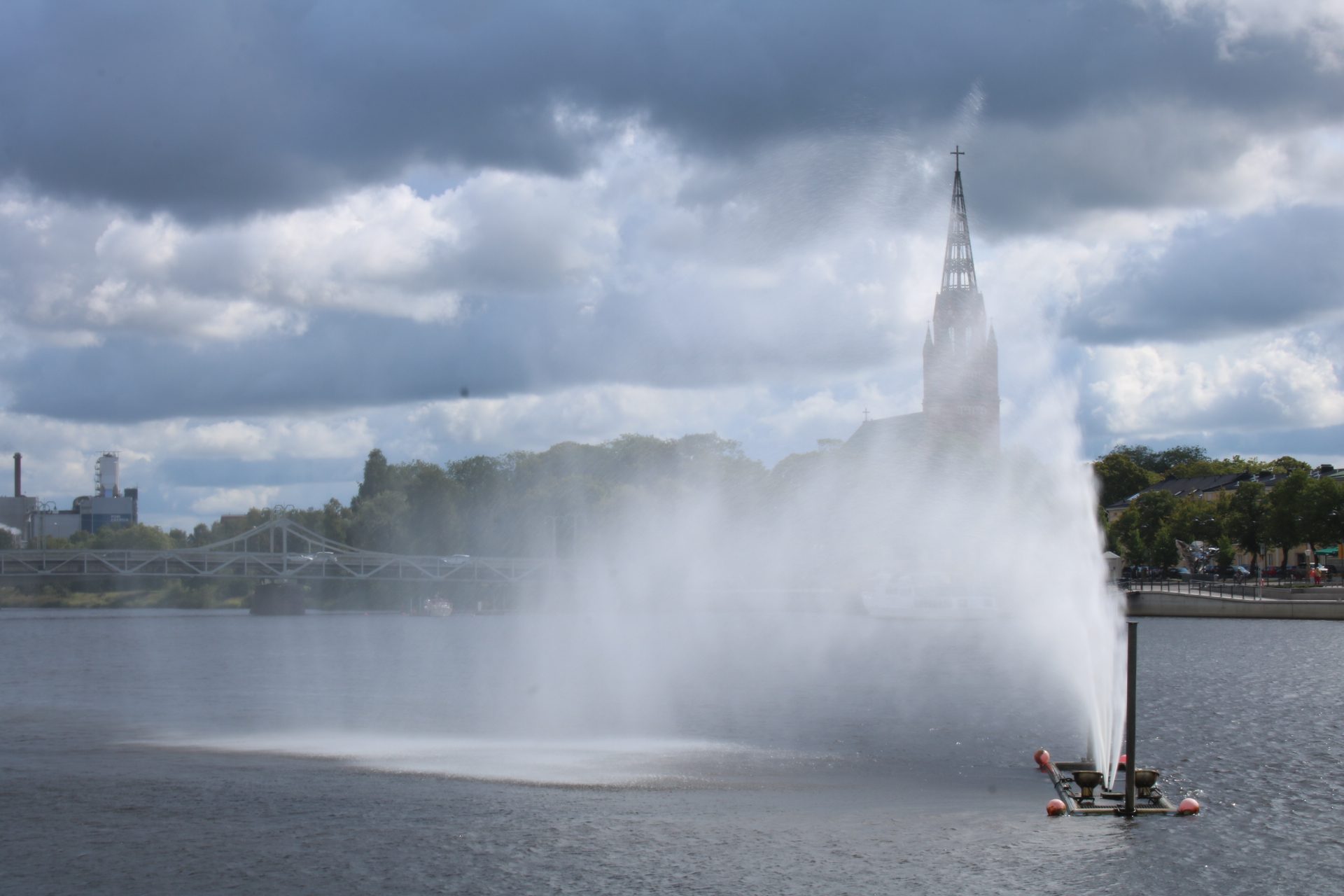 Wasserfontäne vor einer Kirche in Pori und Yyteri