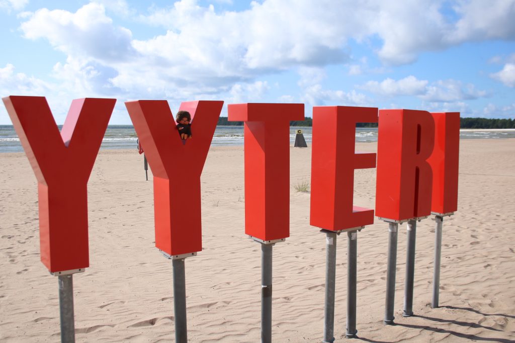 Große rote Buchstaben auf Metallstangen - Yyteri