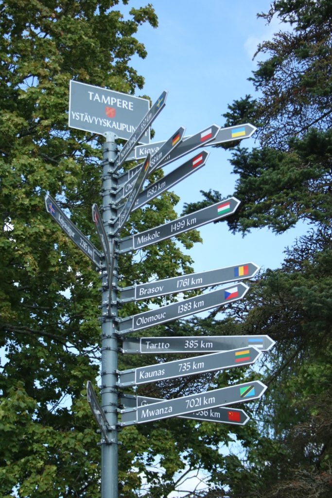 Mast mit Wegweiser zu europäischen Städten