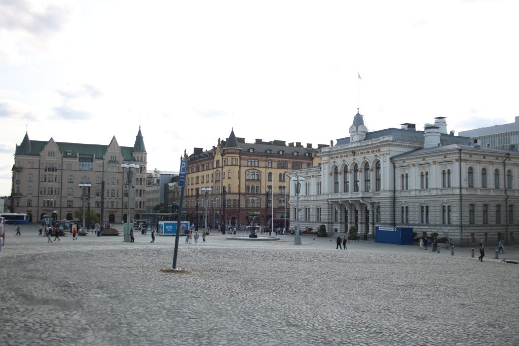 Platz mit alten Häusern im Hintergrund - Tampere