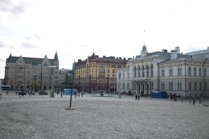 Platz mit alten Häusern im Hintergrund - Tampere