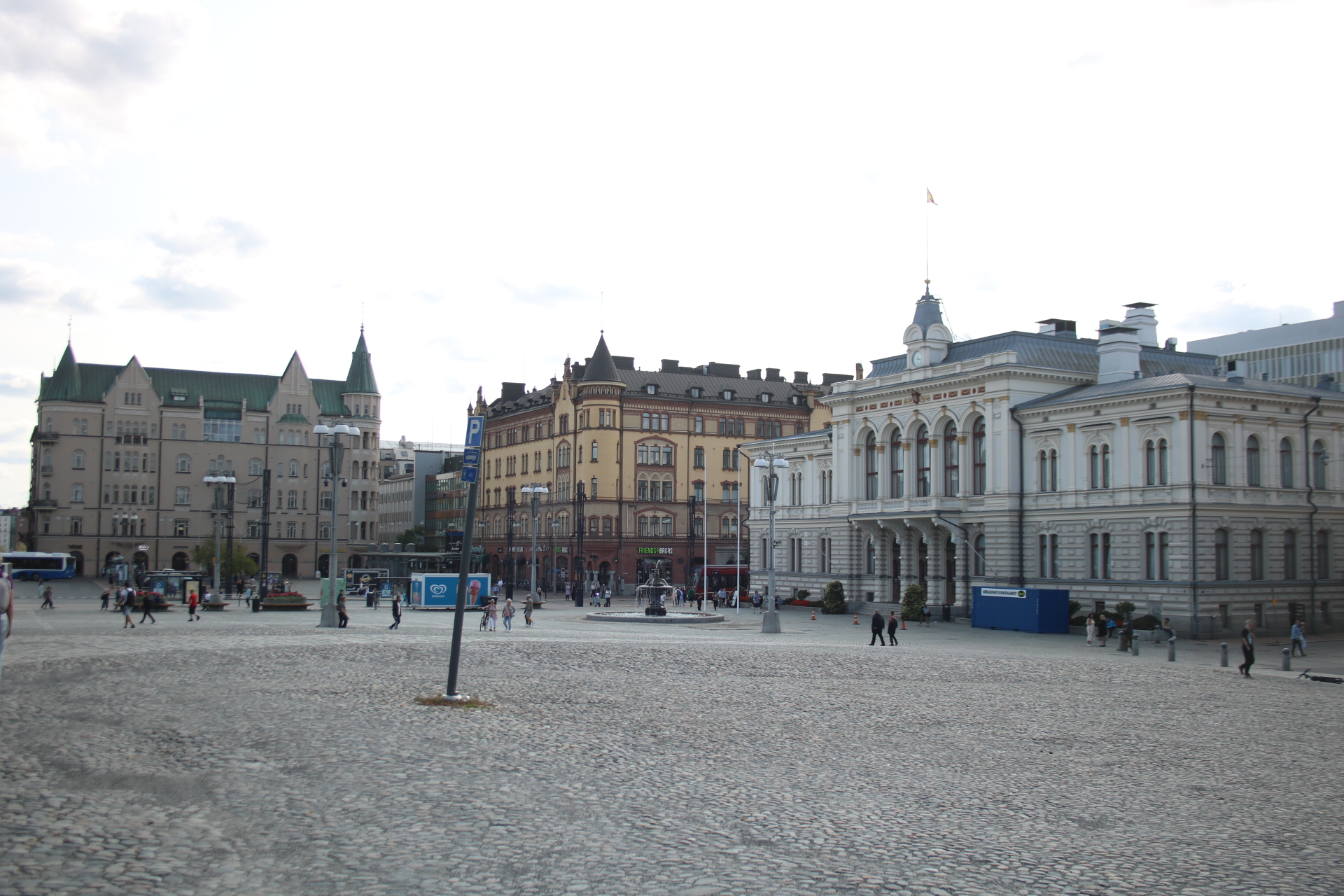Platz mit alten Häusern im Hintergrund - Tampere