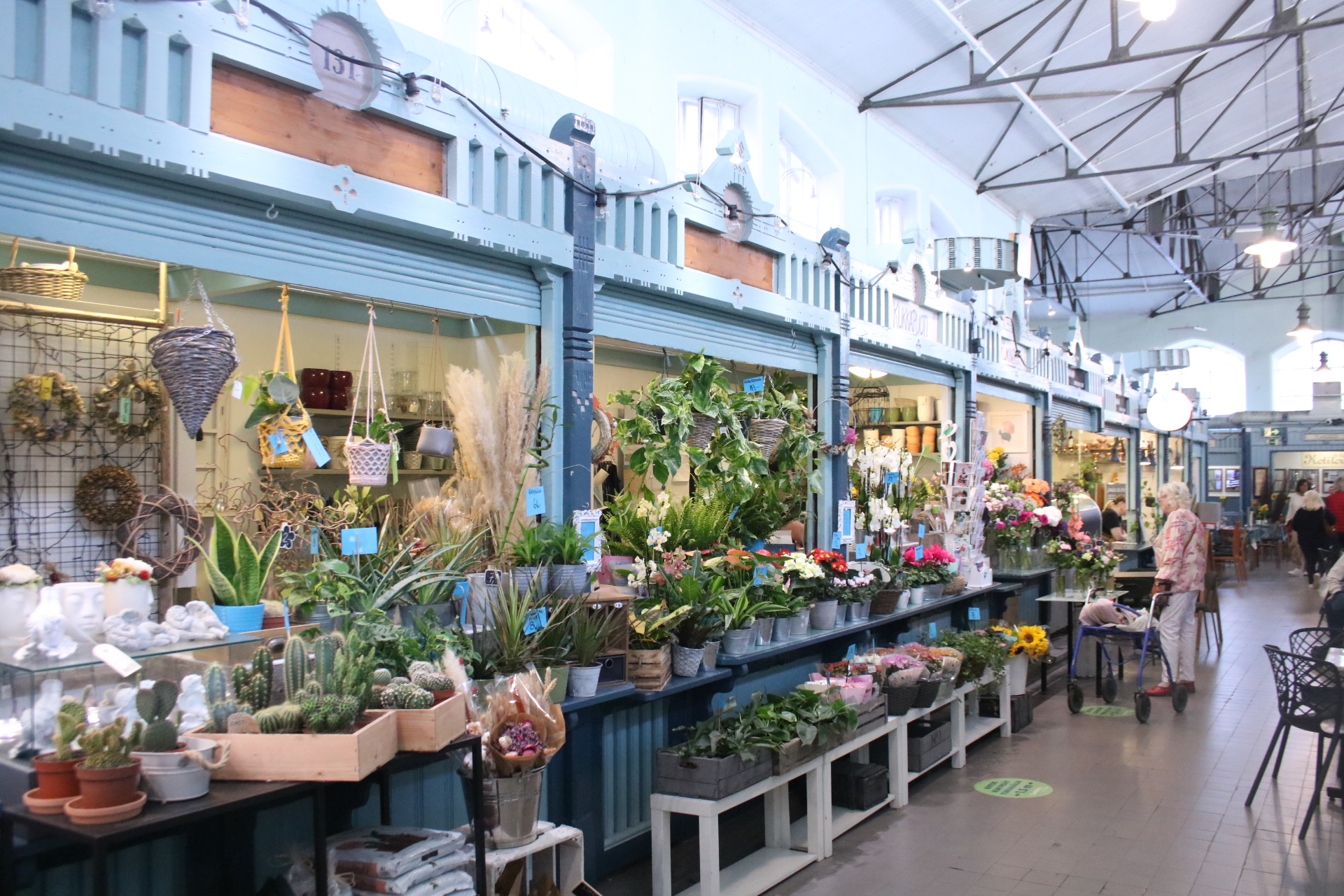 Blumenstände in den Markthallen von Tampere