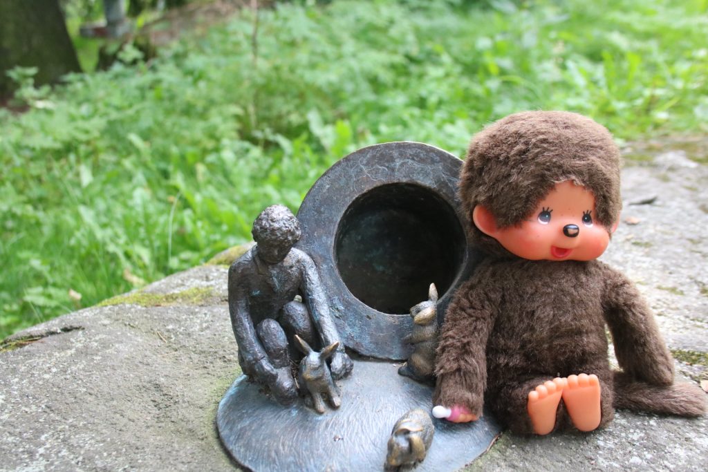 Minou und die Miniskulptur