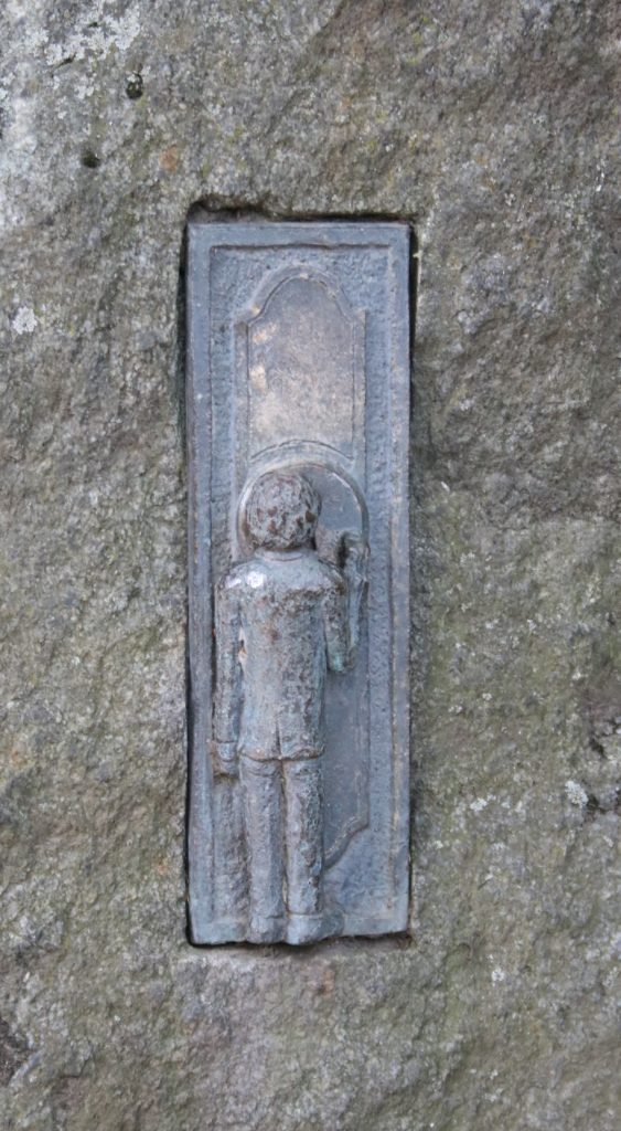 Kleine Skulptur im Felsen