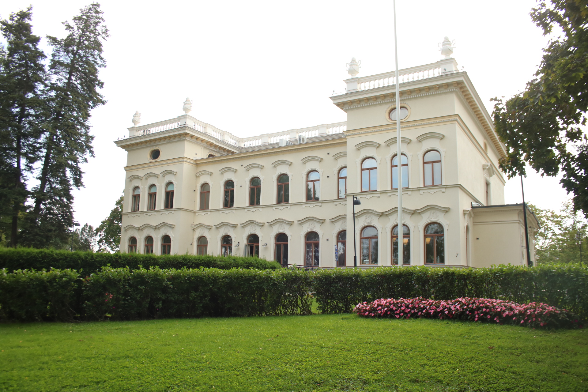 Weißes klassische Haus