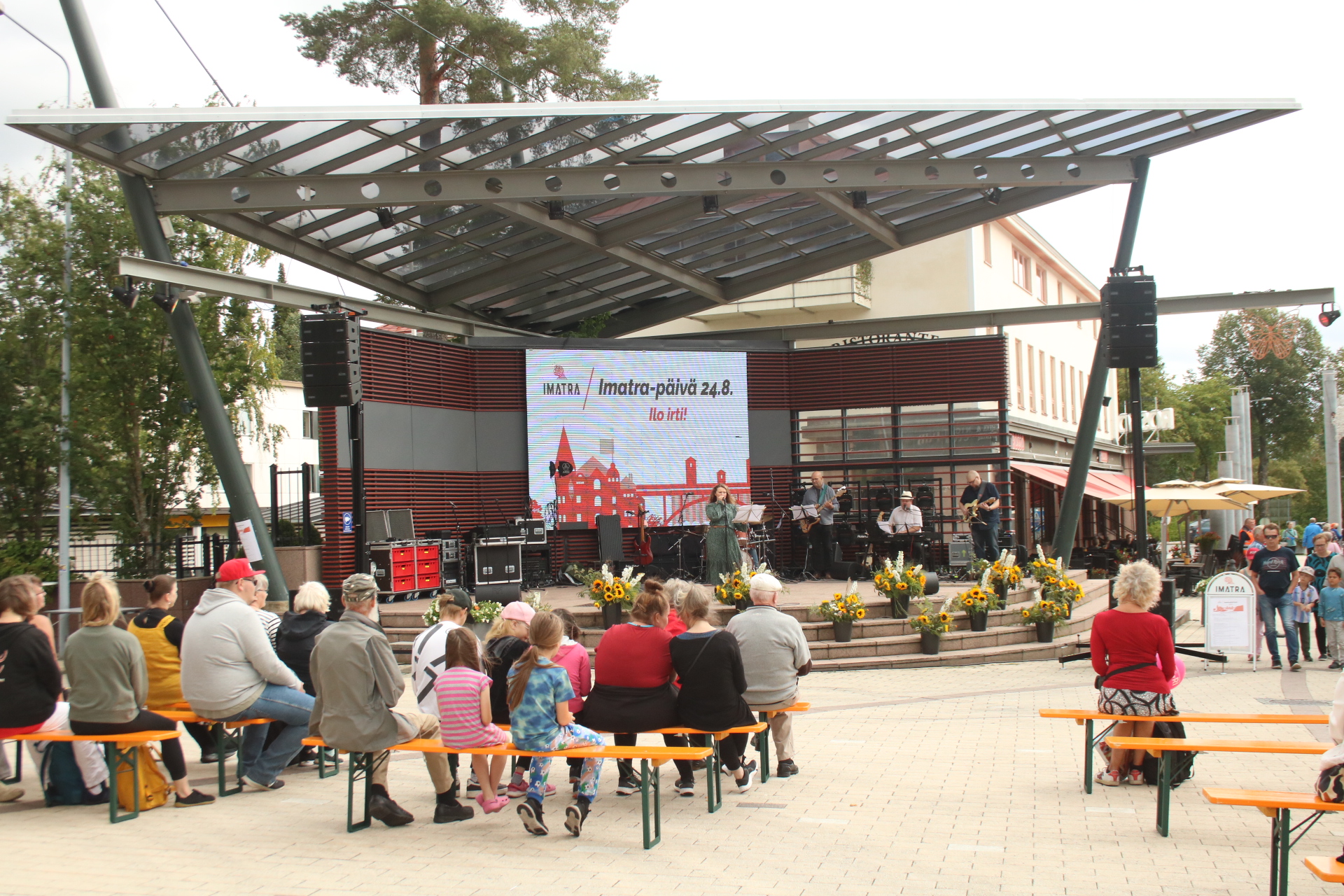 Bühne mit Band und Zuschauer davor - Imatra