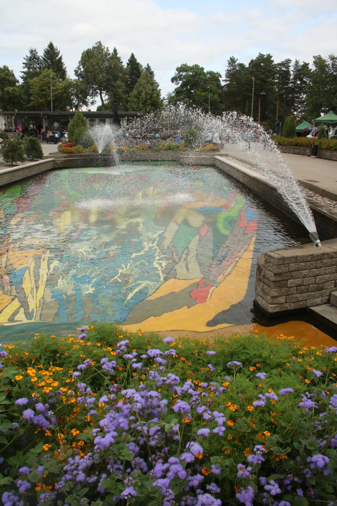 Bunter Boden mit Blumen davor