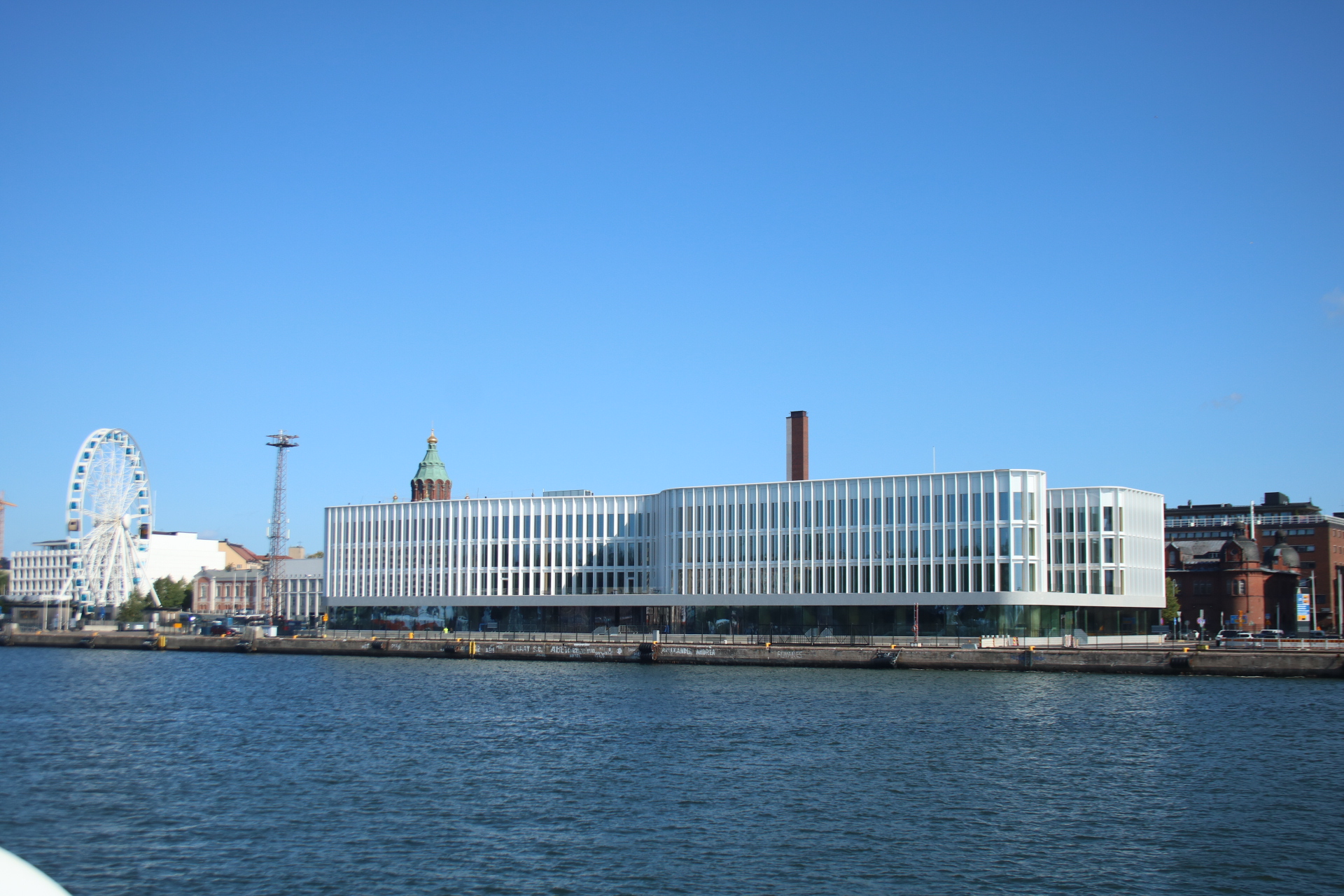 weißes Gebäude am Hafen