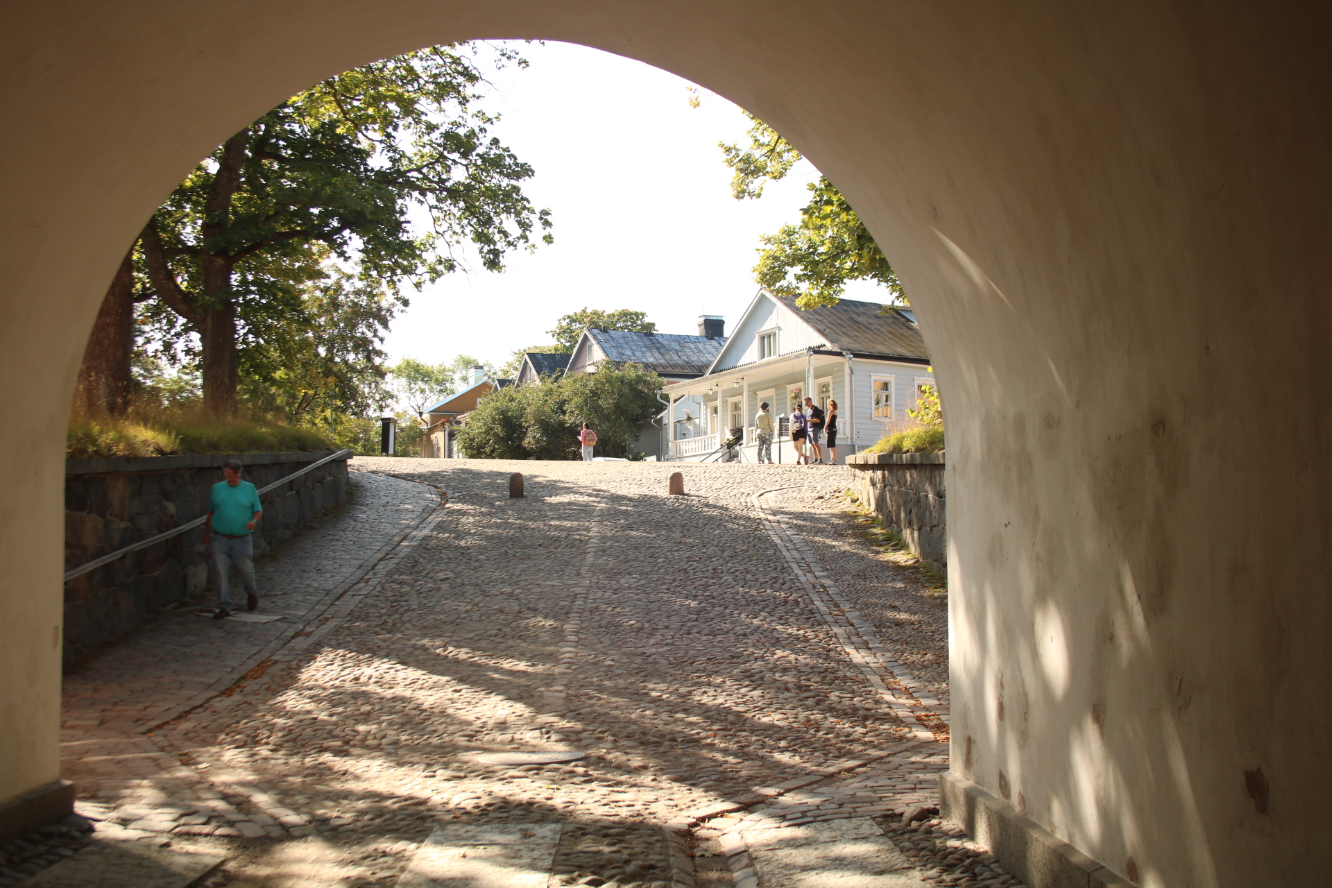 Blick durch ein Torbogen auf Häuser auf Soumenlinna oder Sveaborg