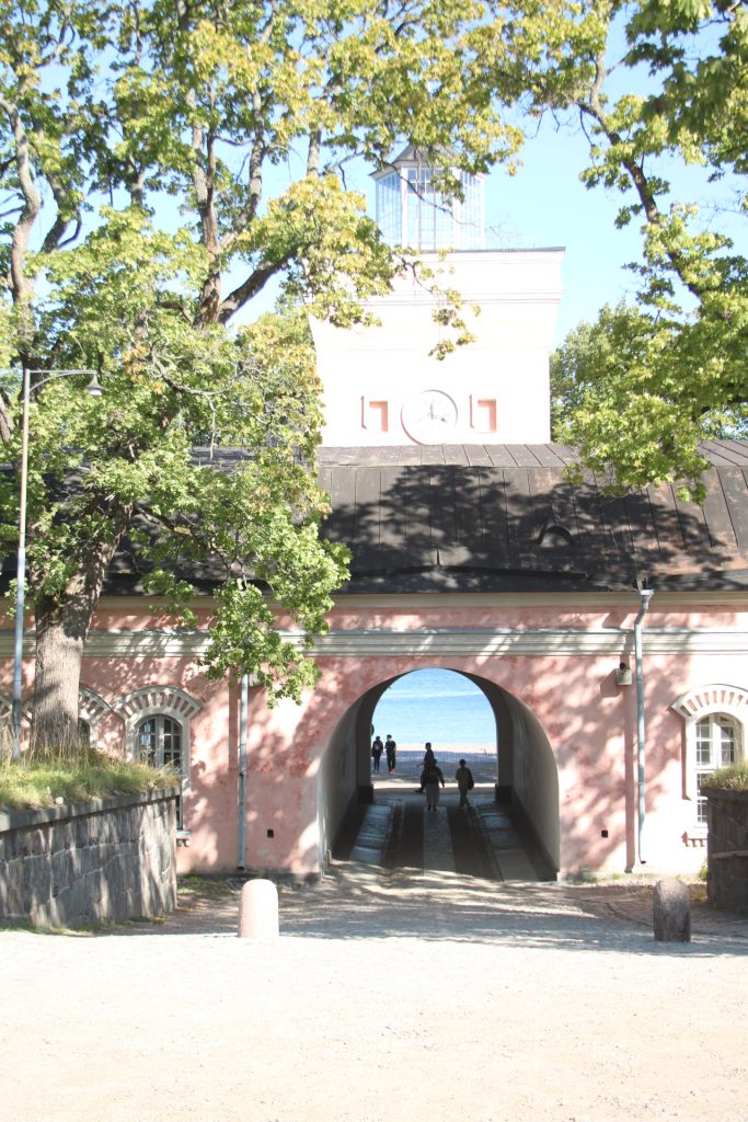 Durchgang in einer rosa Hauswand auf Soumenlinna oder Sveaborg