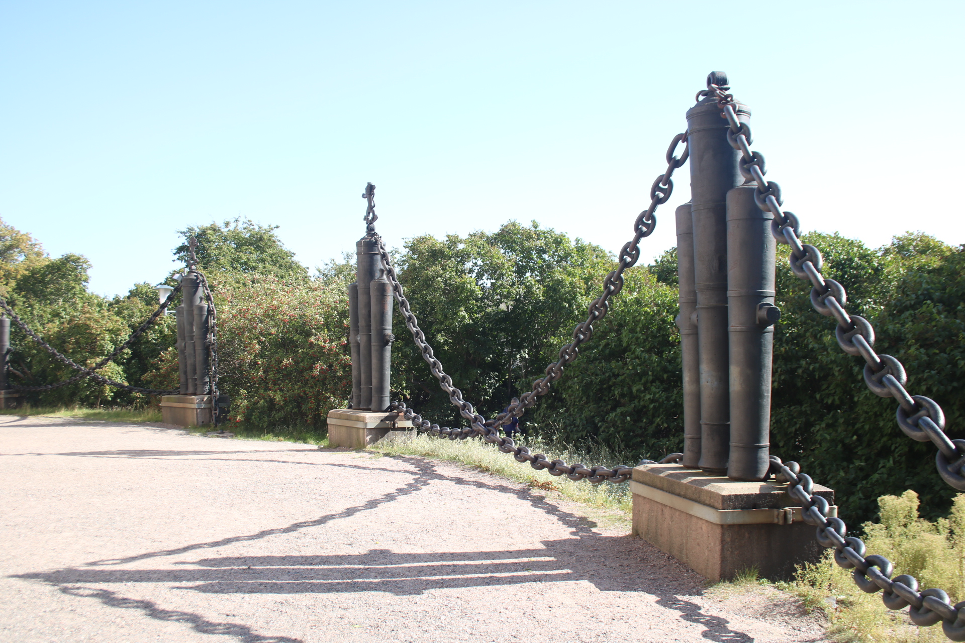 Kanonenrohre mit Ketten verbunden