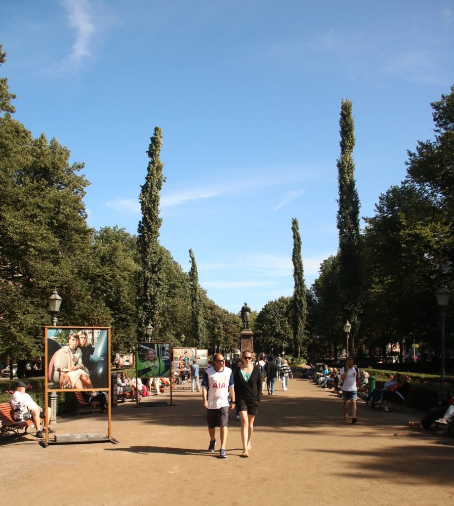 Park mit Fußgänger und Bilder