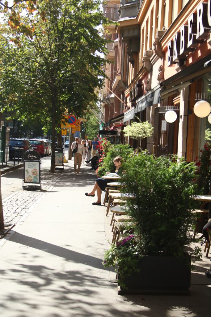 Straße mit Cafe in Helsinki