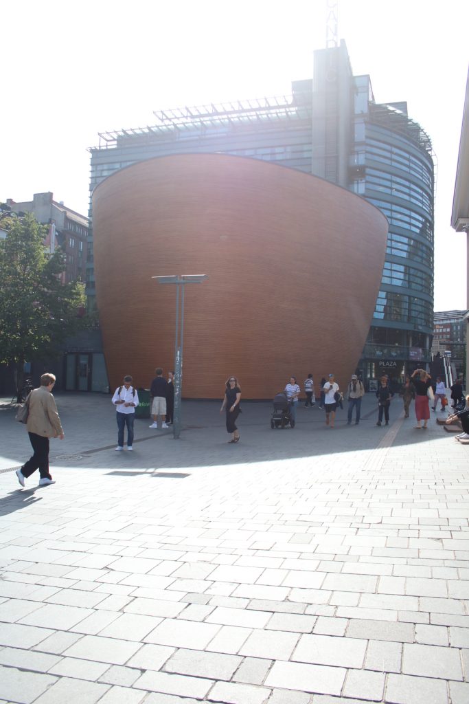 Rundes Holzgebäude auf einem Platz