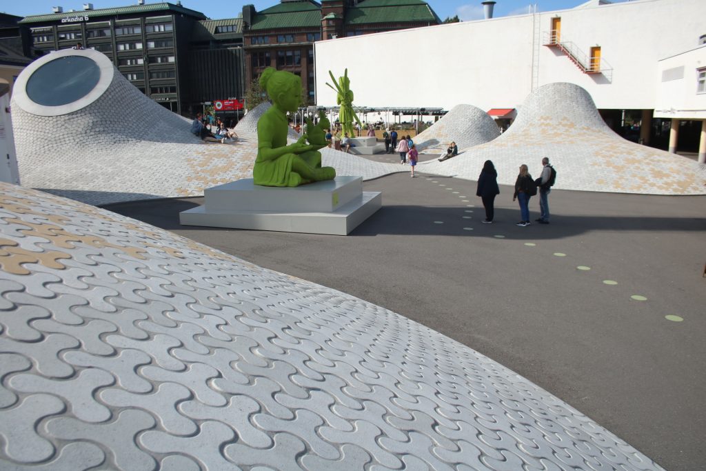 grüne Staue in Amos Rex